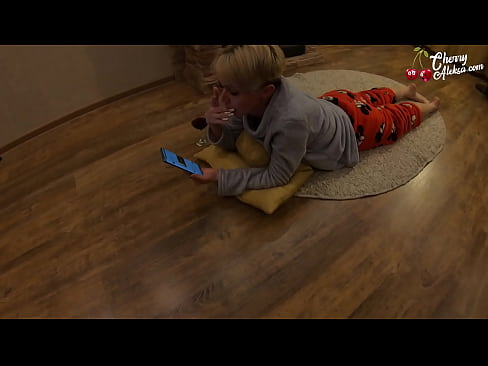 ❤️ Šialená blondínka fajčí obrovský penis a skáče na ňom - análny sex ❤ Sex video na nás ❌