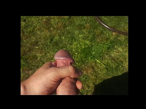 ❤️ Horúca kočka si nechá jebnúť ružovú kundičku a vystrieka sa so squirtom v letnej záhrade ❤ Sex video na nás ❌